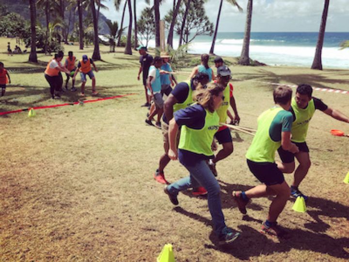 Des participants en plein jeu avec Team Building Reunion